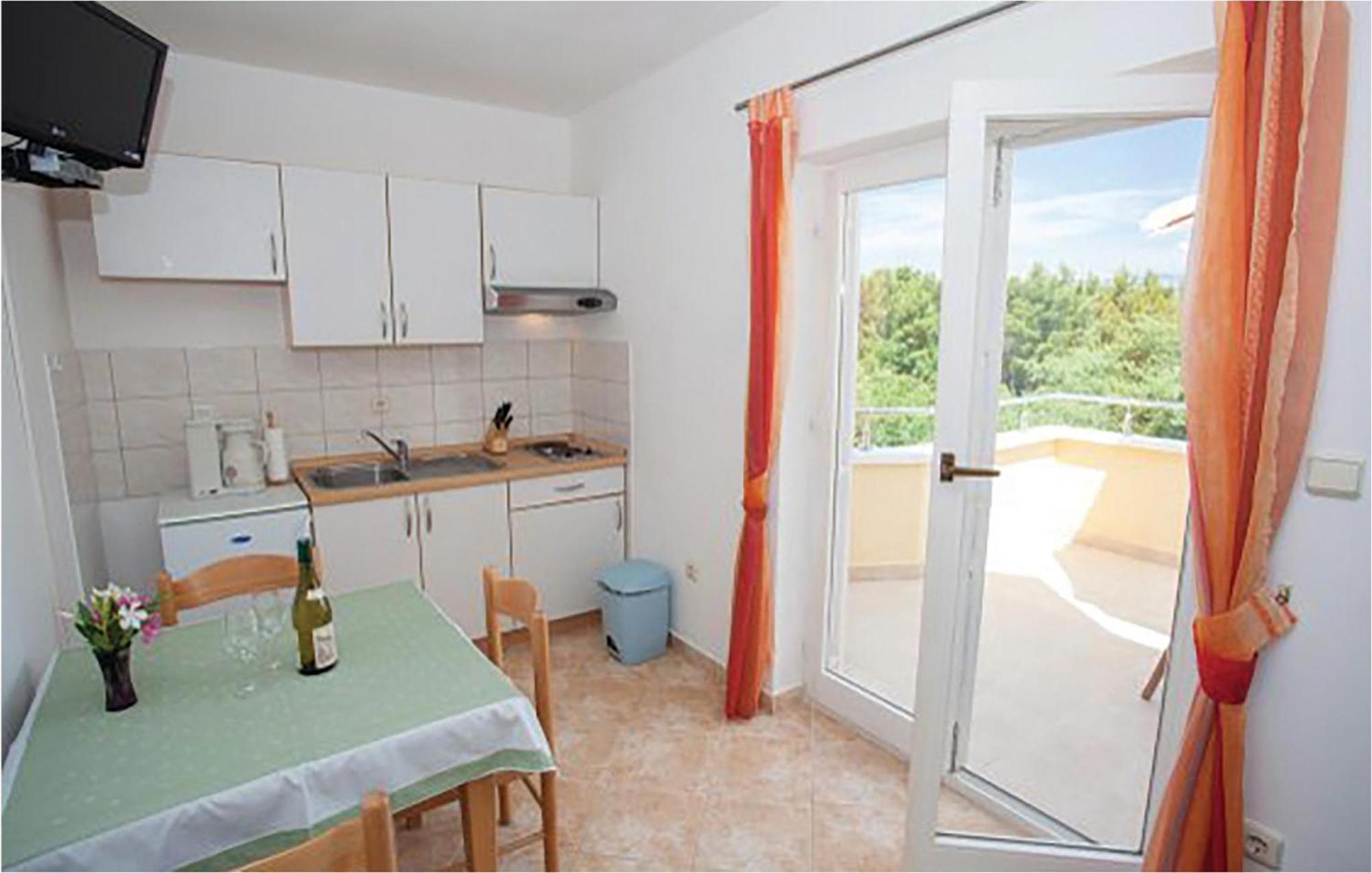 Amazing Apartment In Malinska With Kitchen Eksteriør billede
