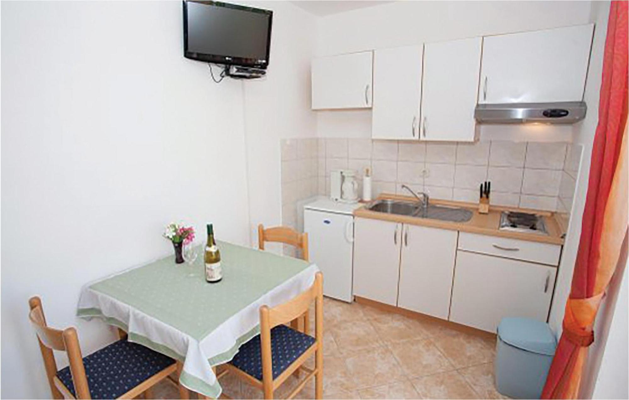Amazing Apartment In Malinska With Kitchen Eksteriør billede